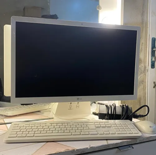 Vendo computador LG 22? Windows 10 home 4 GB ,500GB de HD