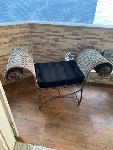 Banqueta/puff estofado com base em ferro forjado