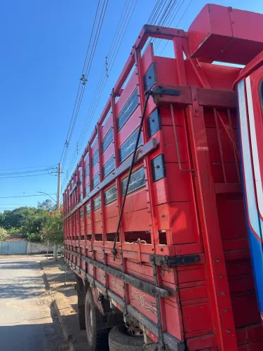 Carroceria com sub grade boiadeira semi nova de 6.5 mts.