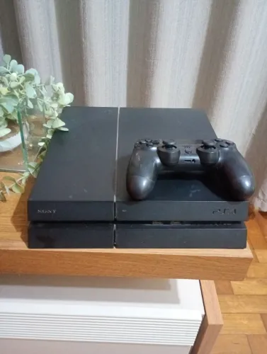 Play Station 4 usado ,com cabo USB ,fonte e controle. Imperdível .