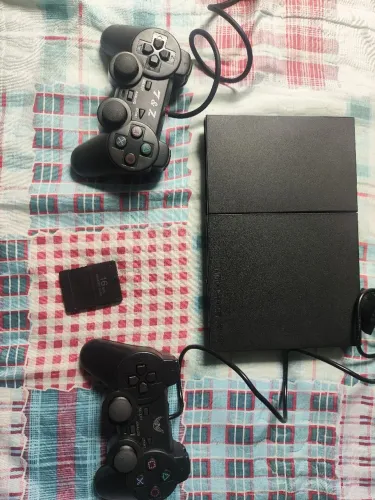 PlayStation 2. Memory card 16Mb + 2 controles + 26 jogos