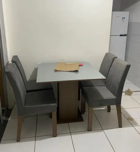 Mesa de jantar com 4 cadeiras 