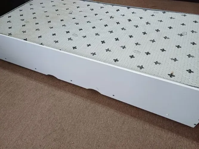 cama baixa, de solteiro com 2 colchões