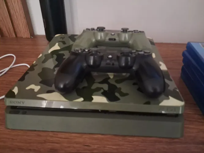 PlayStation 4 500GB. 2 manetes e 10 jogos 