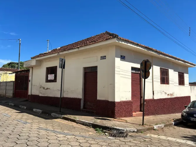 Vende casa/ terreno amplo de esquina no Centro