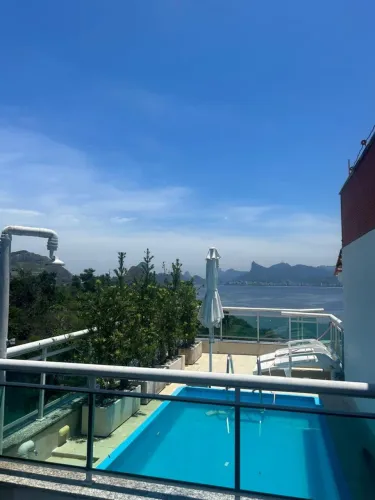 Cobertura na quadra da praia, vista lateral mar