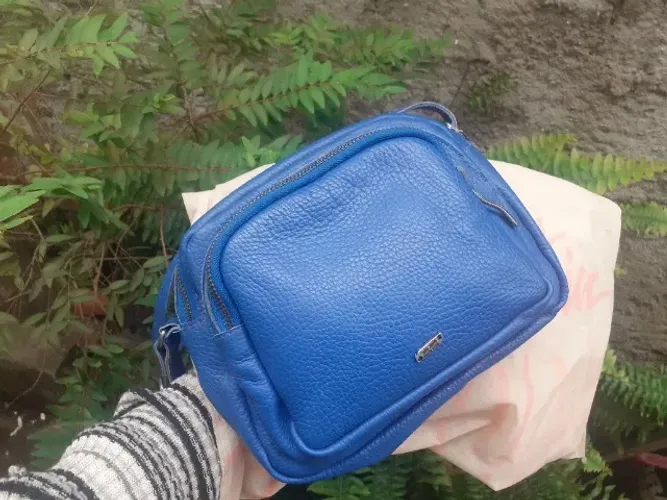 bolsa média via mia de couro azul
