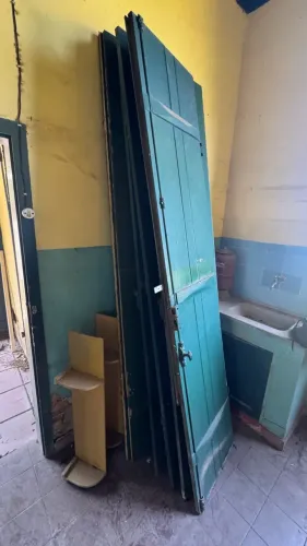 Vendo portas e janelas de madeira - Pinho de Riga - Valor a combinar  -  Petrópolis - RJ