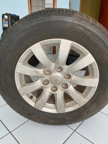 Vendo 5 rodas originais da pajero full aro 18 sem defeito , com pneus Bridgestone .