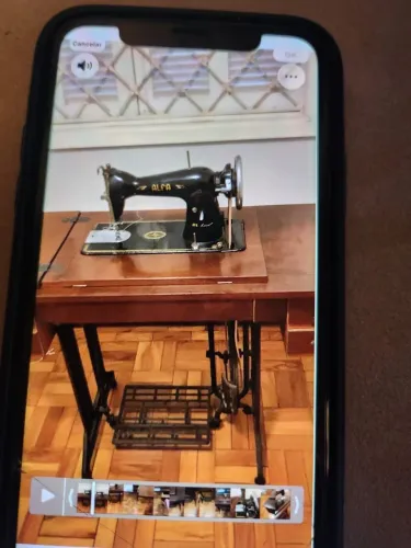Máquina de costura antiga Alfa com móvel em bom estado.