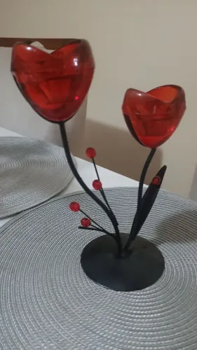 castiçal romântico de metal e vidro vermelho