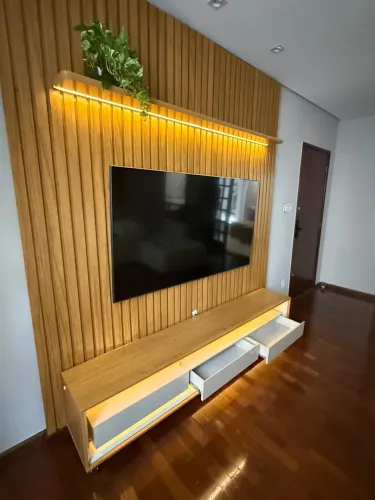 Painel e rack de madeira ripado