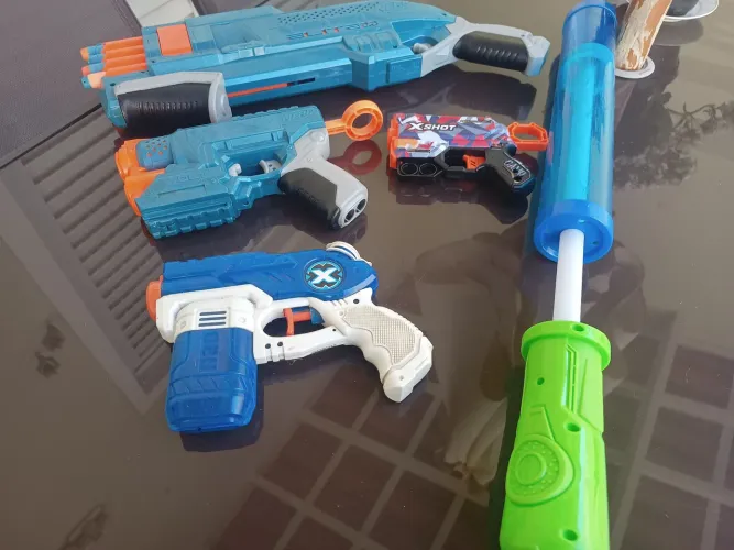 Nerfs e atirador de água