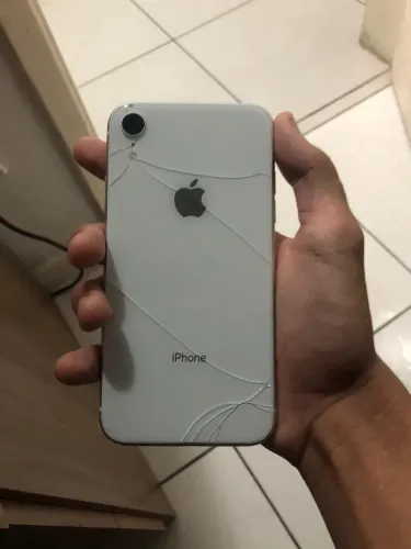 iPhone XR trincado atrás 100% bateria.