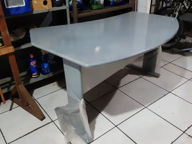 Mesa de escritório com um tampo curvo e painel frontal