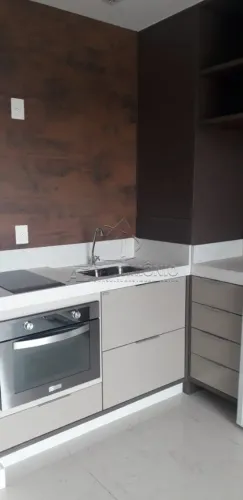 Apartamento studio mobiliado com sala de estar, sacada, cozinha, lavanderia, banheiro soci