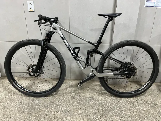 Bicicleta tsw Full relação XTR, freios XT, suspensão ROCKSHOX SID. 
