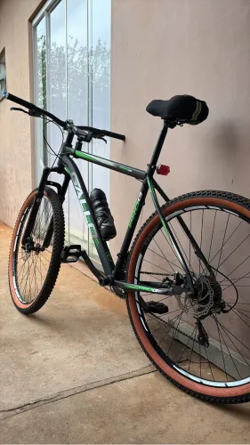 Vende se bicicleta aro 29 em ótimo estado de conservação, faço em até 12x no cartão.