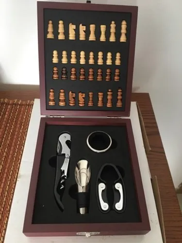 Jogo de xadrez e kit para vinhos