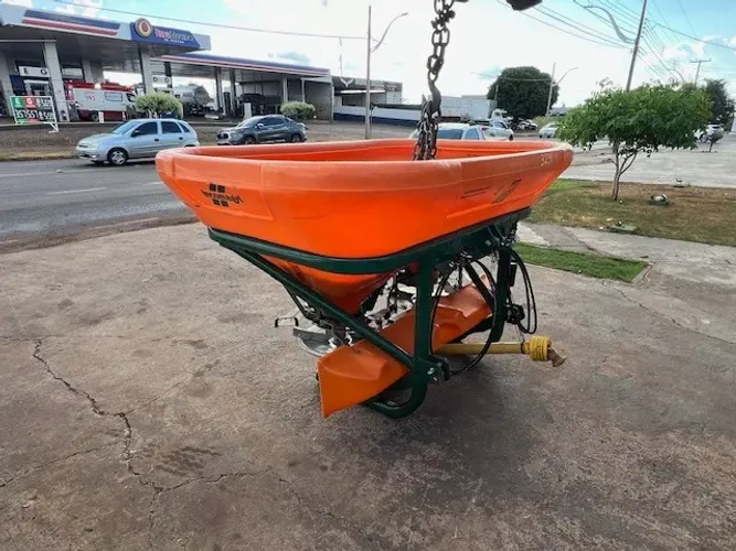 Distribuidor Duplo de Adubo e Ureia Incomagri