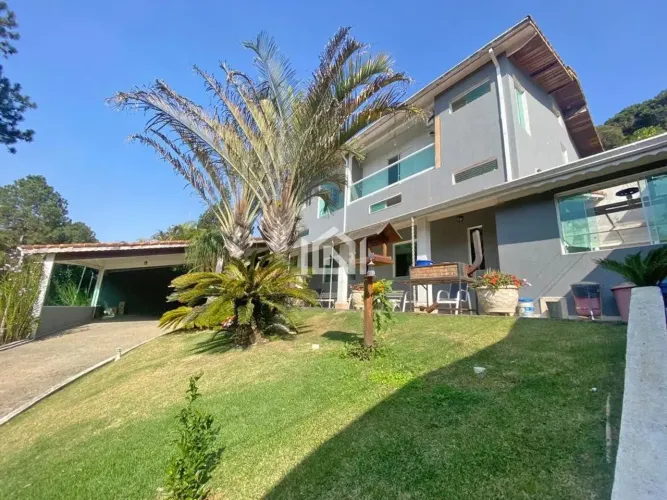 Casa à venda no condomínio Pinheiros Tênis Village.