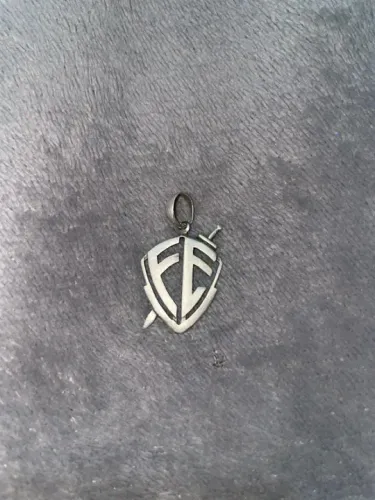 Pingente de prata do escudo da fé 