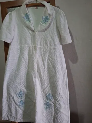 Vestido camisola vintage branco com flores azuis