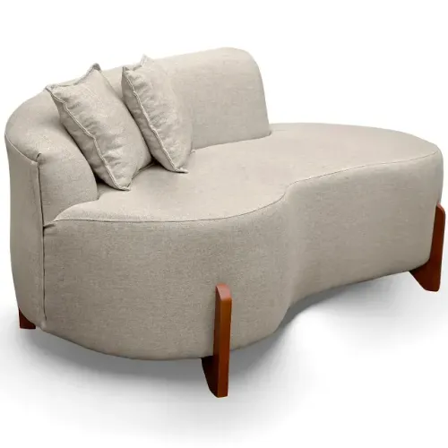 Sofá curvo com design moderno e elegante, perfeito para compor ambientes sofisticados e co