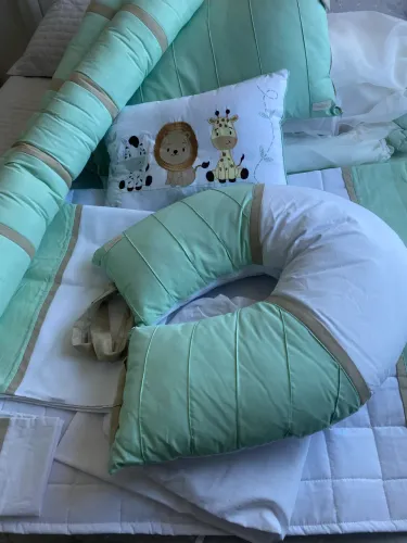Kit Berço Americano Bordado Friends Safari 11 Peças Verde Erva Doce com Branco