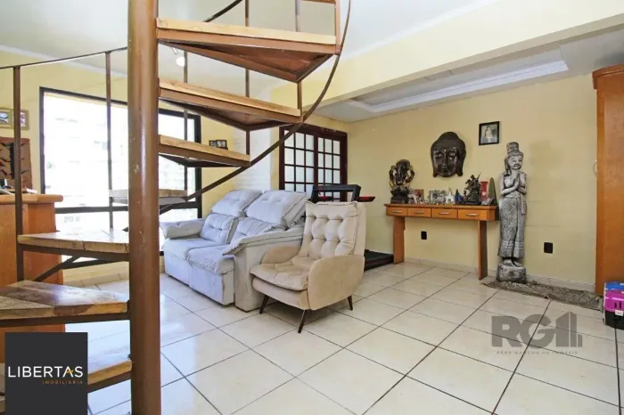 Cobertura duplex de 2 dormitórios garagem e semi-mobiliado, bairro Cidade Baixa.