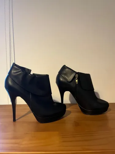 Botas Femininas Salto Alto - Elegância e Estilo