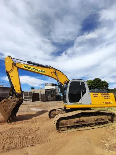 Escavadeira New Holland E215b 2012