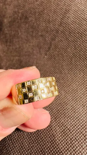 Anel em ouro 18k com diamantes. 