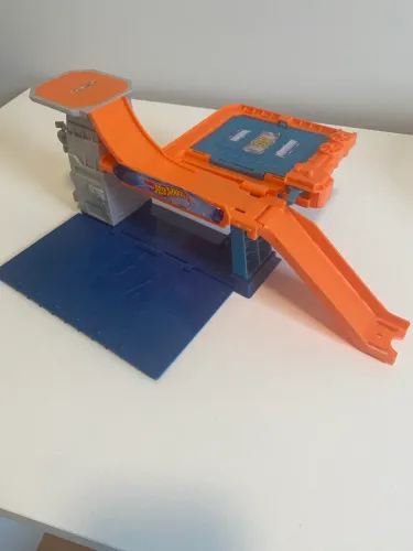 Pista Hot Wheels lança jato 