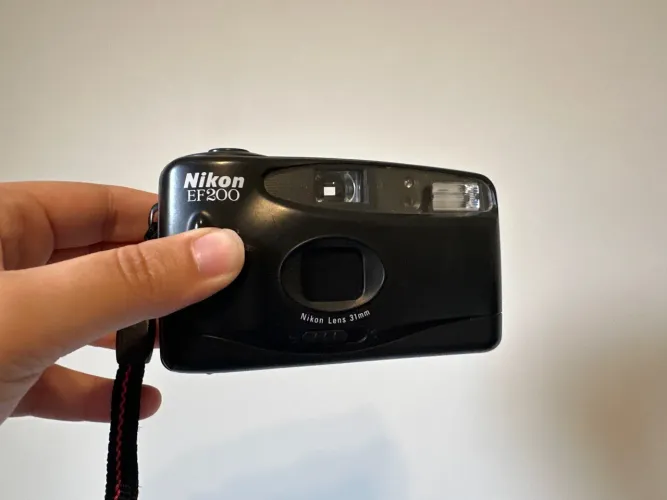 Câmera Nikon EF200 35mm - Analógica Compacta