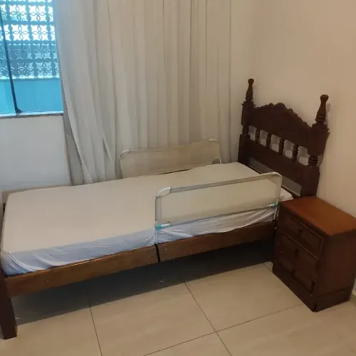 Cama de solteiro em madeira maciça de cerejeira com colchão incluso
