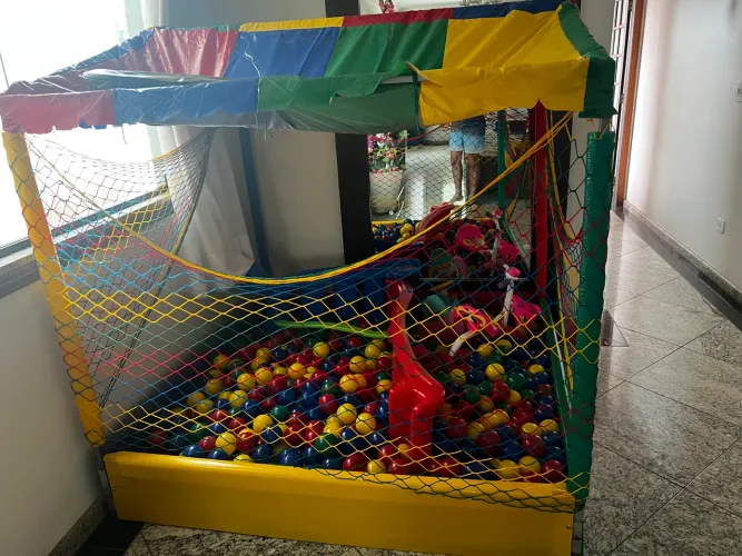 Piscina de bolinha e escorregador 