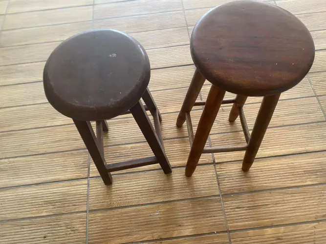 02 Banquetas de Madeira Maciça - Resistentes e Conservadas
