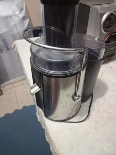 Extrator de Suco elétrico funcionando 