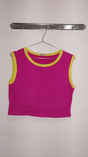 Top cropped e saia rosa com detalhes amarelos