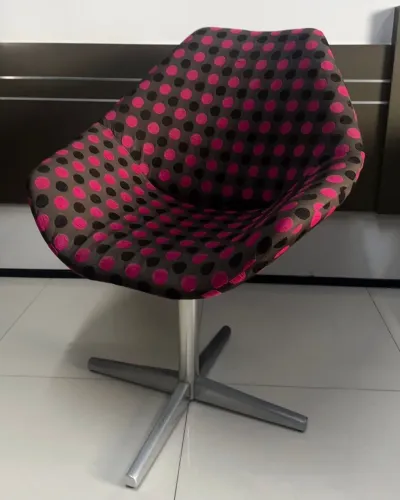 Poltrona Giratória com Estampa de Bolinhas