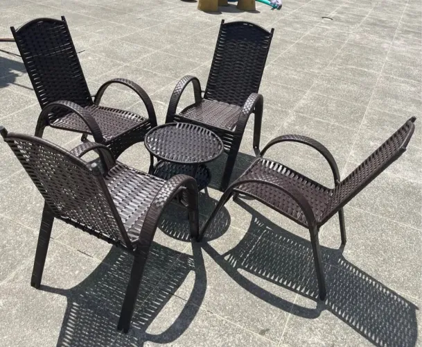 Jogo de Mesa e Cadeiras de Fibra Sintética para Área Externa