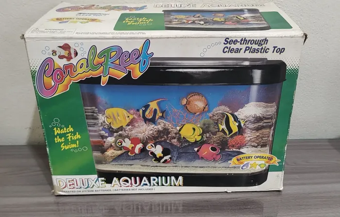 Aquário de brinquedo com peixes que se movem.