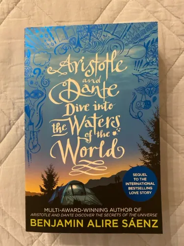 Livro Aristotle and Dante dive into the waters of the world - Benjamin Alire Sáenz