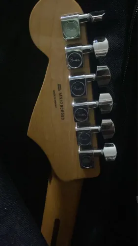 Vendo guitarra Fender VG Stratocaster V-Guitar G-5 MiM sem uso