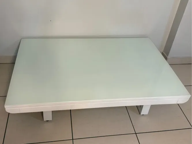 Mesa de centro em laca e vidro temperado  