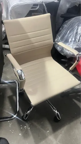 Cadeira de Escritório Diretor Strips Cor creme - Nova a pronta entrega 