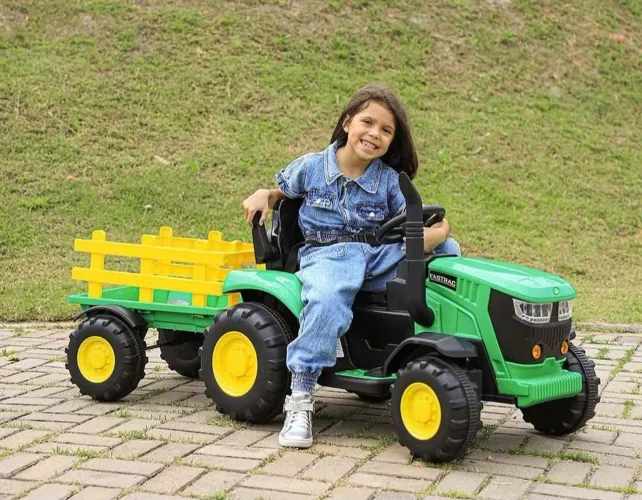 Trator Infantil Elétrico com Carreta - tem controle remoto 