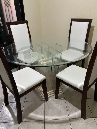 MESA C/ TAMPO DE VIDRO E BASE DE MARMORE E 4 CADEIRAS ESTOFADAS.