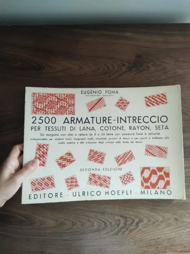 Livro italiano "2500 Armature- Intreccio" para profissionais têxteis - Vintage